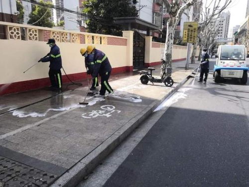 全市近日開展了道路大沖洗行動,消除衛(wèi)生死角盲區(qū),加強公廁等公共設施保潔