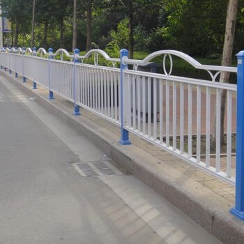 市政護(hù)欄選購指南 道路中央隔離欄與綠化帶護(hù)欄價(jià)格優(yōu)惠解析